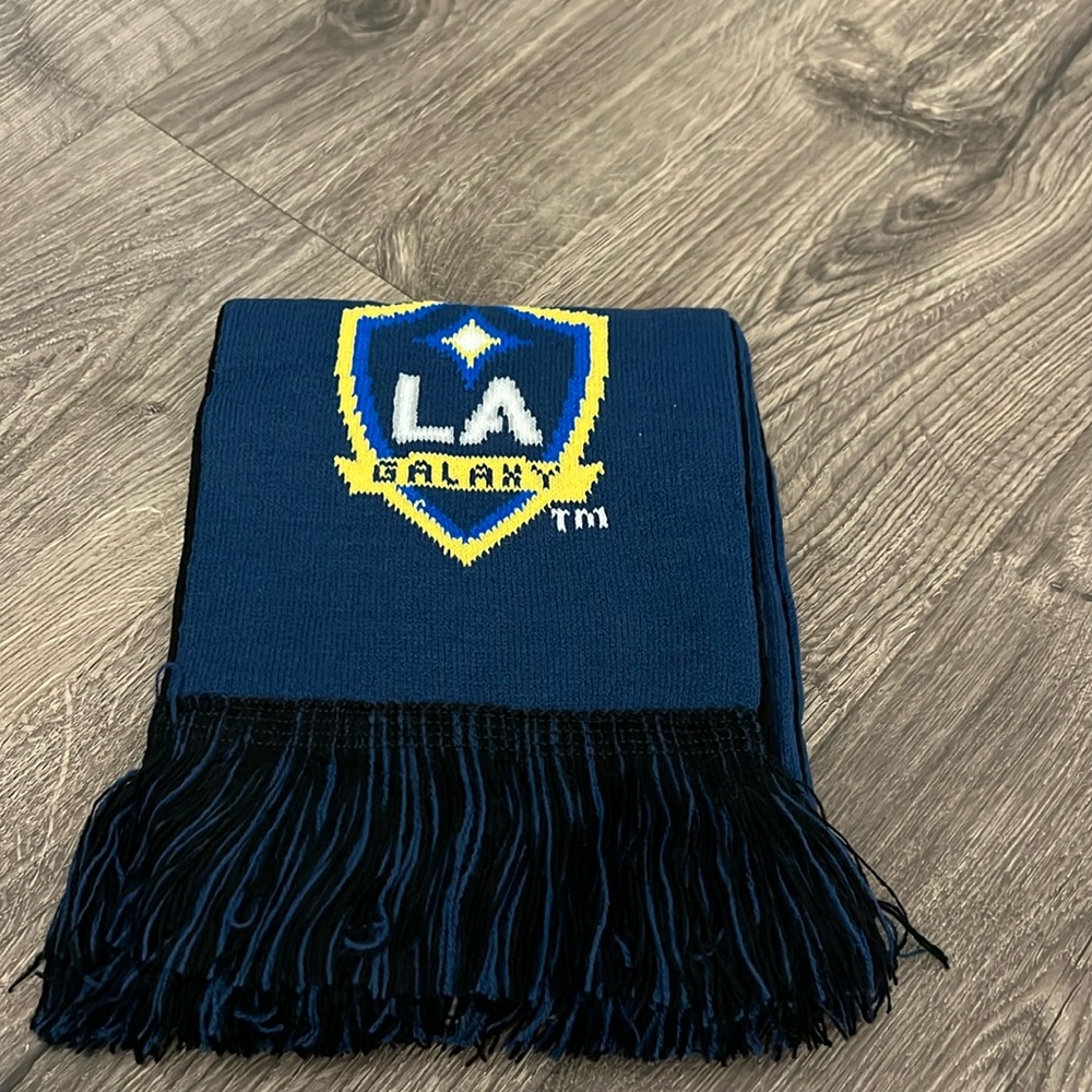 LA GALAXY - SCARF 🧣 LA GALAXY- LA KINGS  new in package